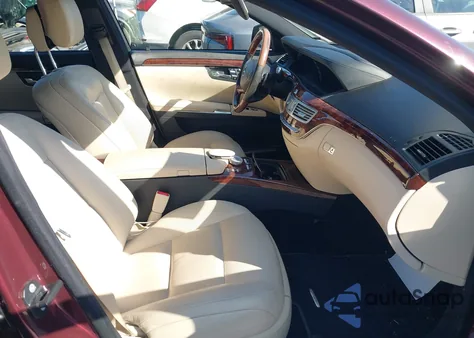 2011 Mercedes-Benz S 550 z USA, uszkodzony, nr VIN WDDNG7BB4BA390743